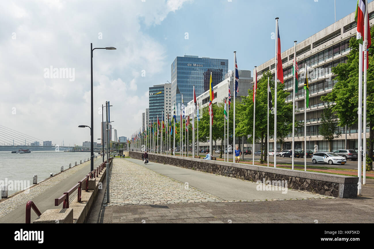 Rotterdam, Pays-Bas - le 26 mai 2016 : La parade du drapeau International est un groupe de construction mécanique où chaque drapeau représente une nationalité présente dans Rotte Banque D'Images