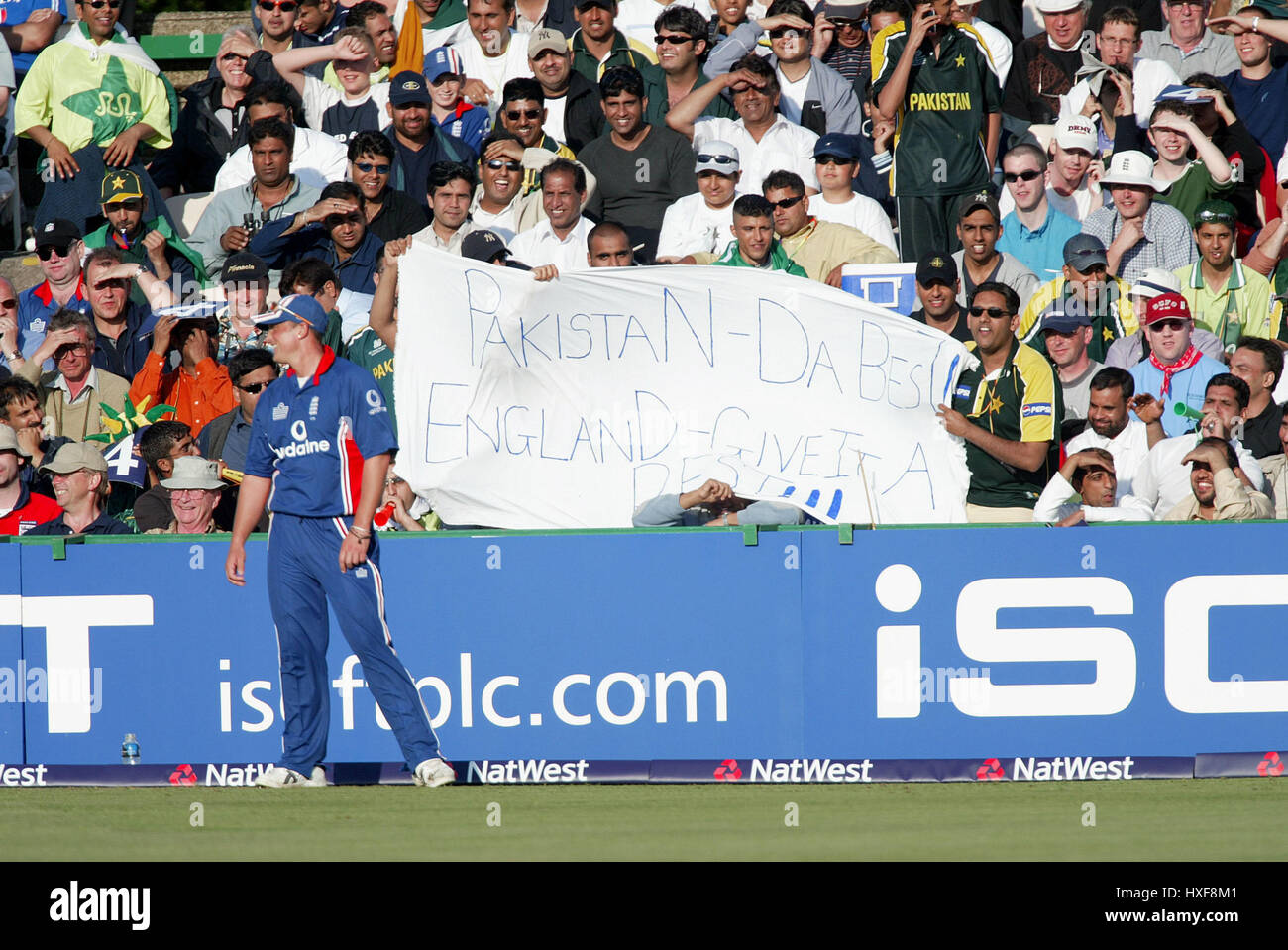 DARREN GOUGH ET LE PAKISTAN FANS ENGLAND V PAKISTAN OLD TRAFFORD MANCHESTER EN ANGLETERRE 17 Juin 2003 Banque D'Images