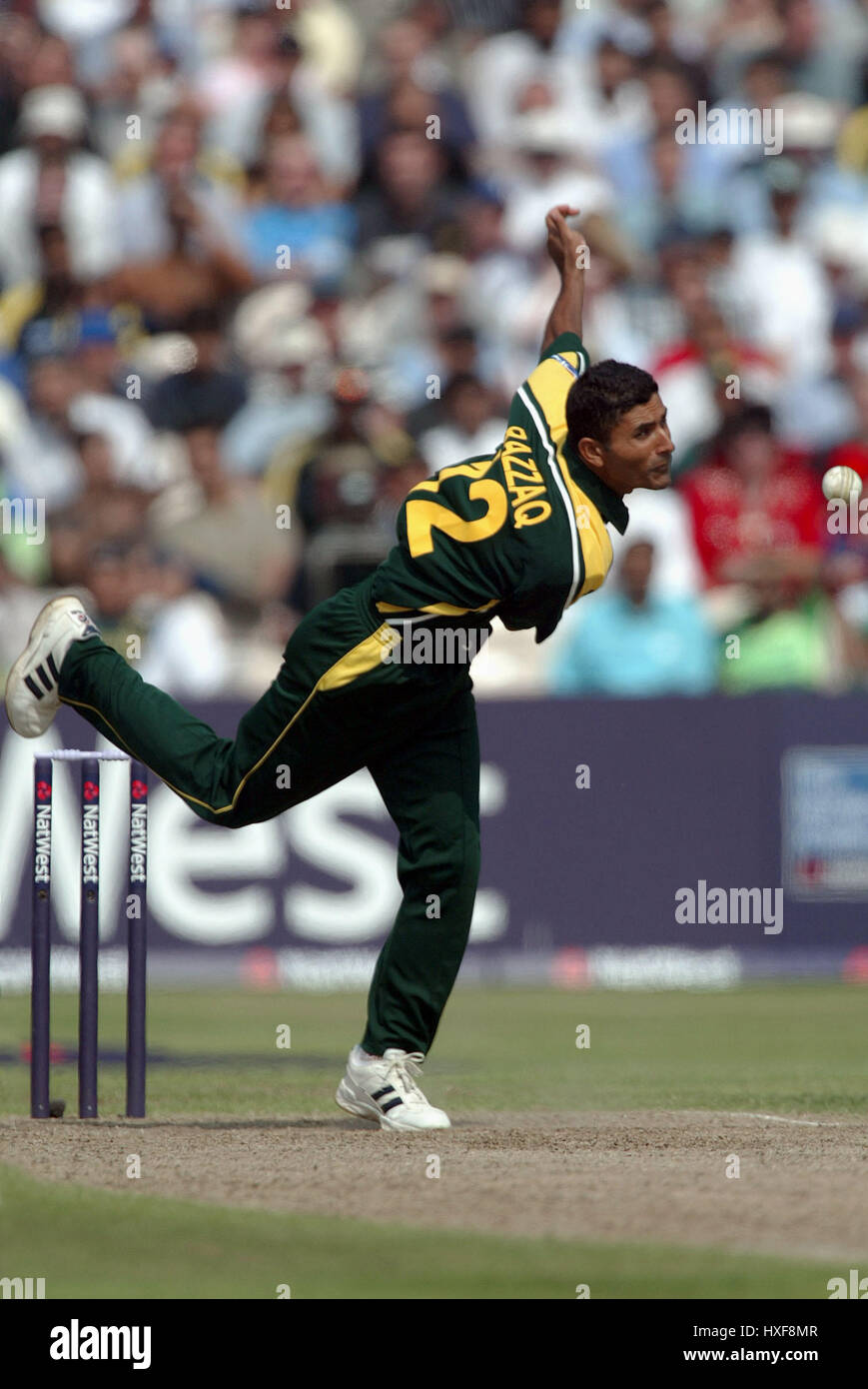 ABDUL RAZZAQ PAKISTAN OLD TRAFFORD MANCHESTER EN ANGLETERRE 17 Juin 2003 Banque D'Images