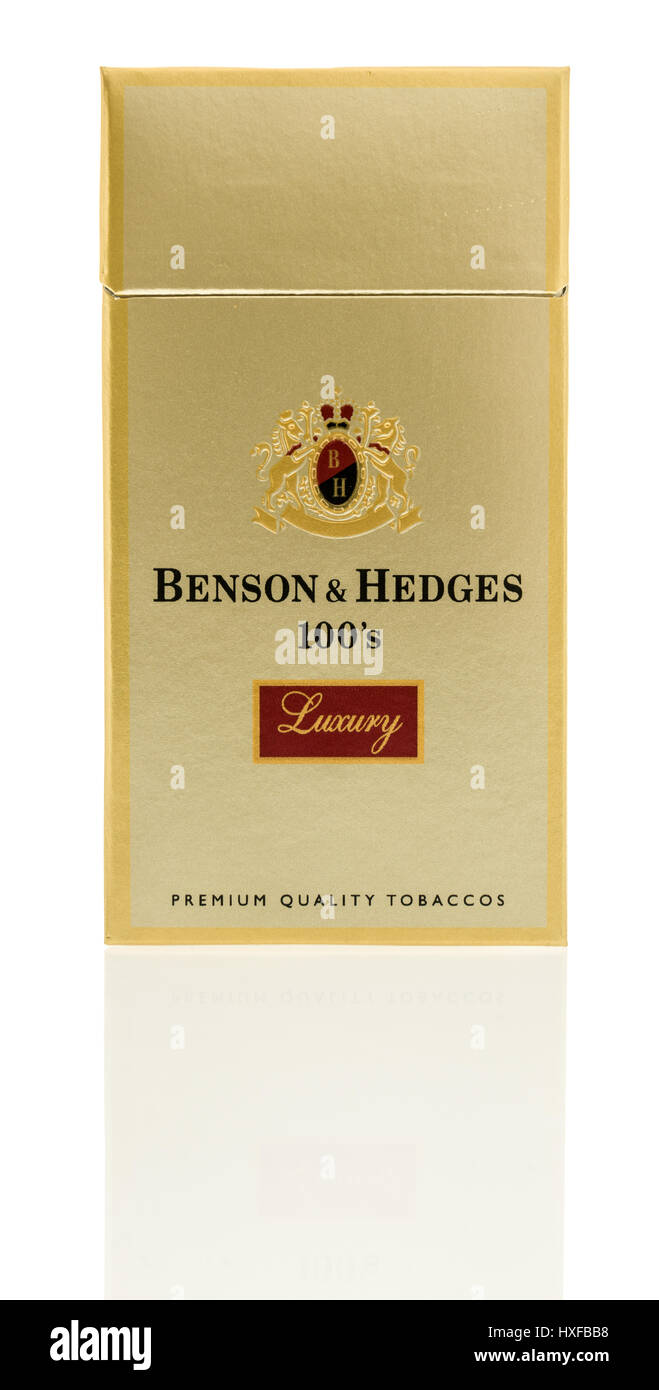 Winneconne, WI - 24 mars 2017 : Paquet de Benson & Hedges cigarettes de luxe  sur une base isolée Photo Stock