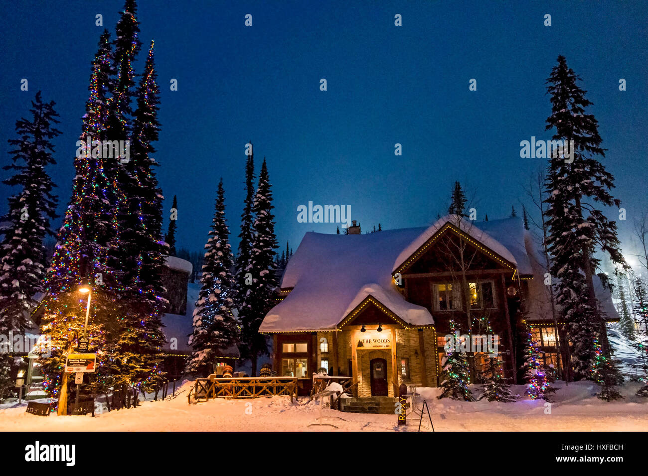 Big White Ski Resort Village de nuit avec des lumières de Noël sur les arbres. Big White est dans le sud de la Colombie-Britannique, Canada. Banque D'Images