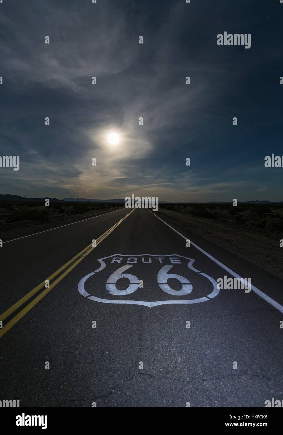 Desert moon over signe Route 66 dans l'est le comté de San Bernardino, en Californie. Banque D'Images