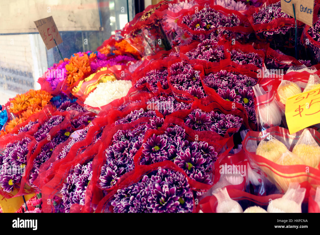 Bouquets de fleurs lumineuses en vente sur l'épicerie. Banque D'Images