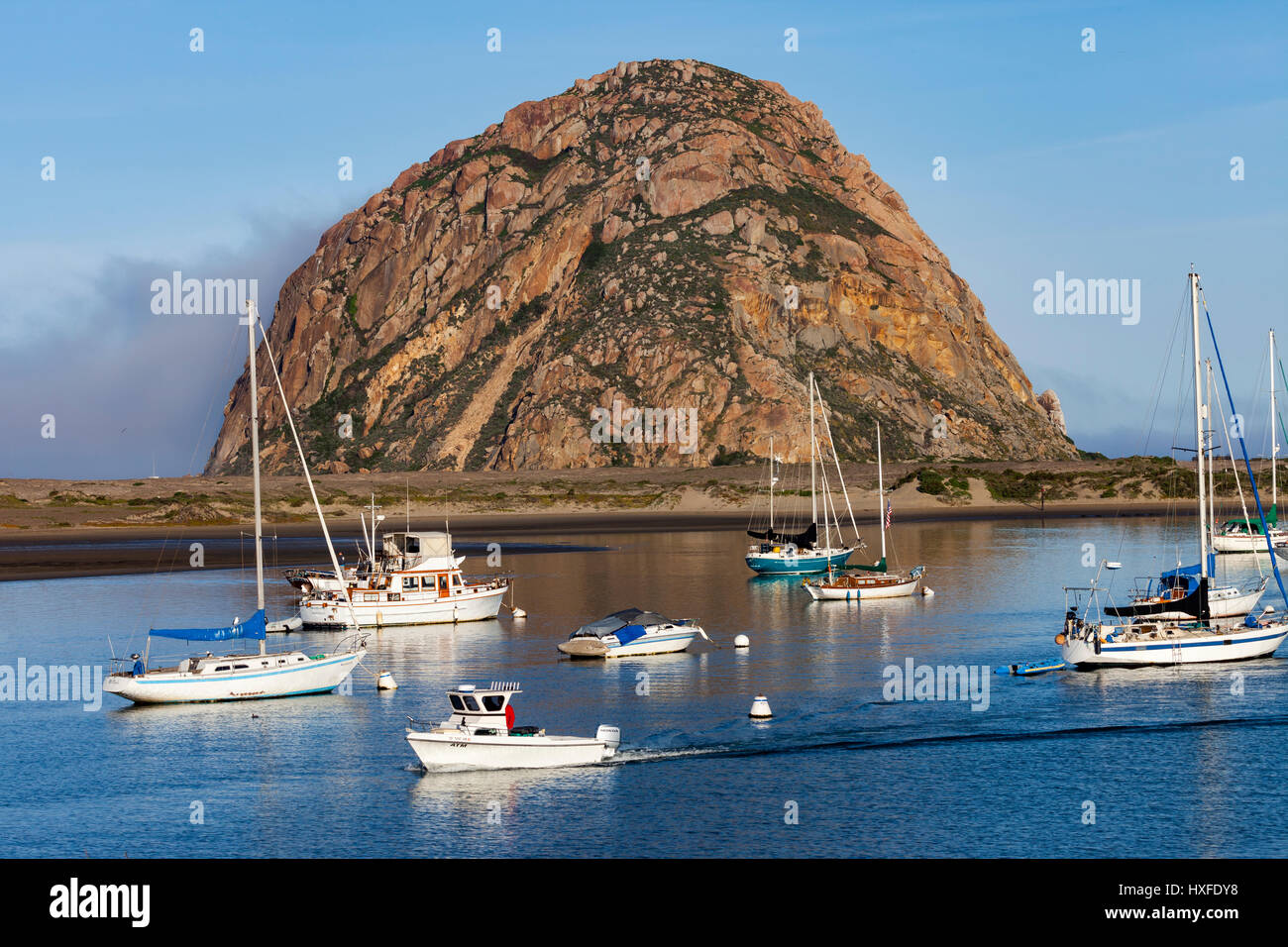 La lumière du matin sur Morro Rock donnant sur Morro Bay le long de la côte centrale de la Californie. Banque D'Images