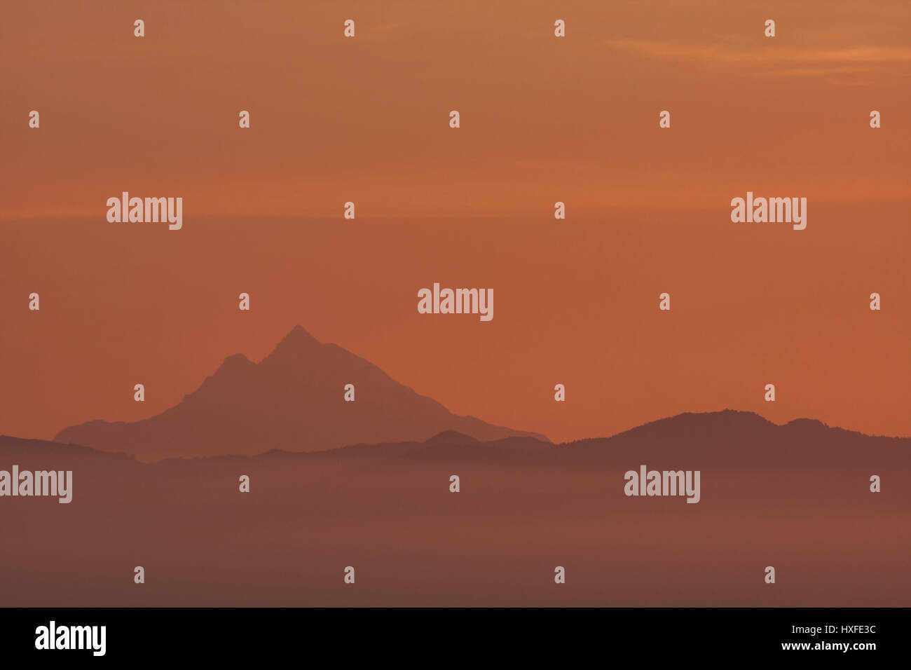 Soirée de printemps au coucher du soleil sur la mer avec vue sur le saint mont Athos. La Grèce. Chalkidiki Banque D'Images