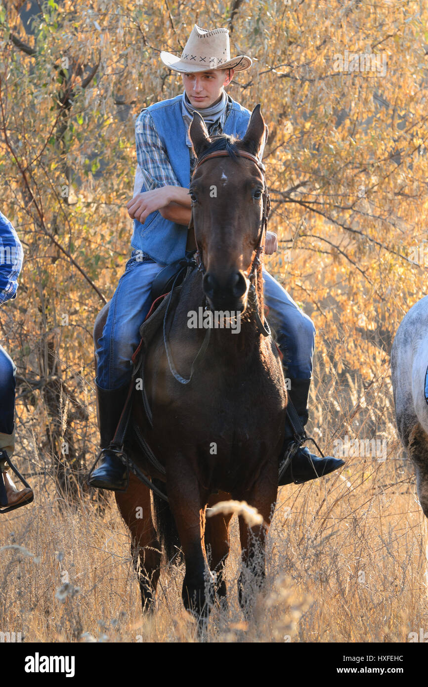 Cowboy à cheval devant un dimanche en été Banque D'Images