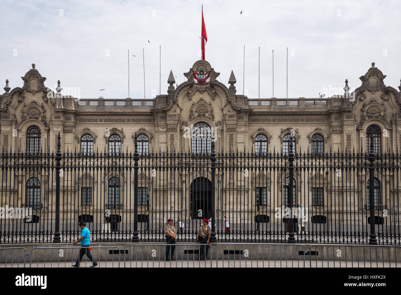 Des gardes au Palais du gouvernement, ou la maison de Pizzaro, sur la Plaza Mayor. Lima, Pérou. Banque D'Images