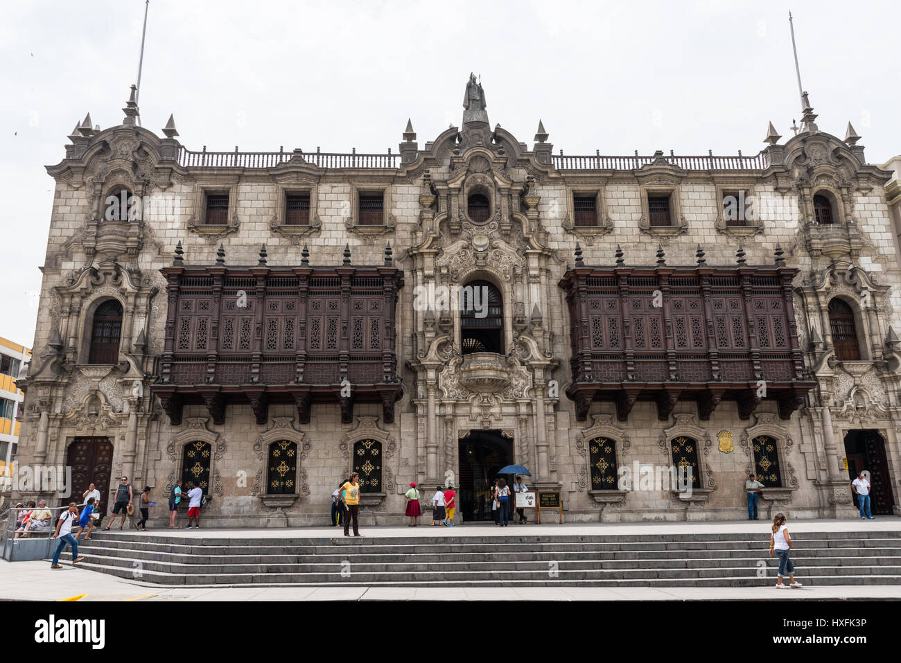 Beaux balcons sculptés en bois du palais des Archevêques dans centre historique. Lima, Pérou. Banque D'Images