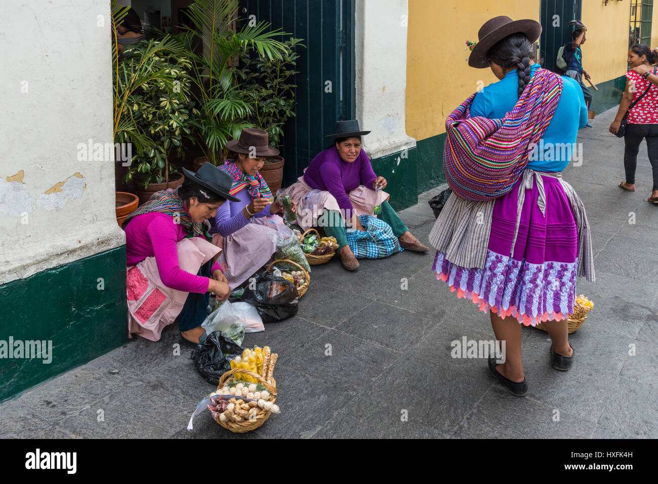 Les femmes de la tribu autochtone vendant des produits locaux aux touristes dans la rue. Lima, Pérou. Banque D'Images