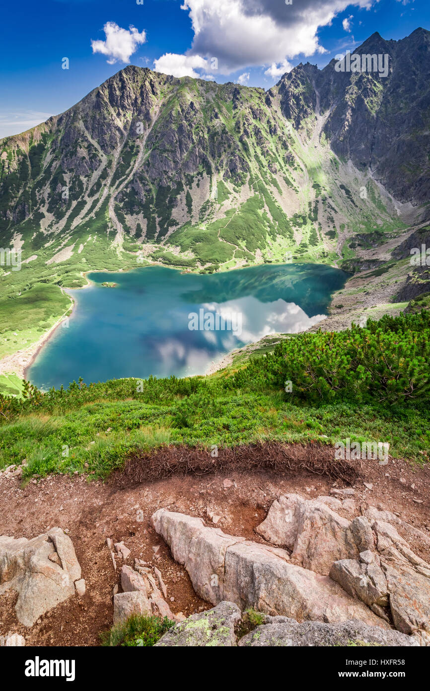 Lever de soleil à couper le souffle Czarny Staw dans Gasienicowy montagnes polonaises Banque D'Images