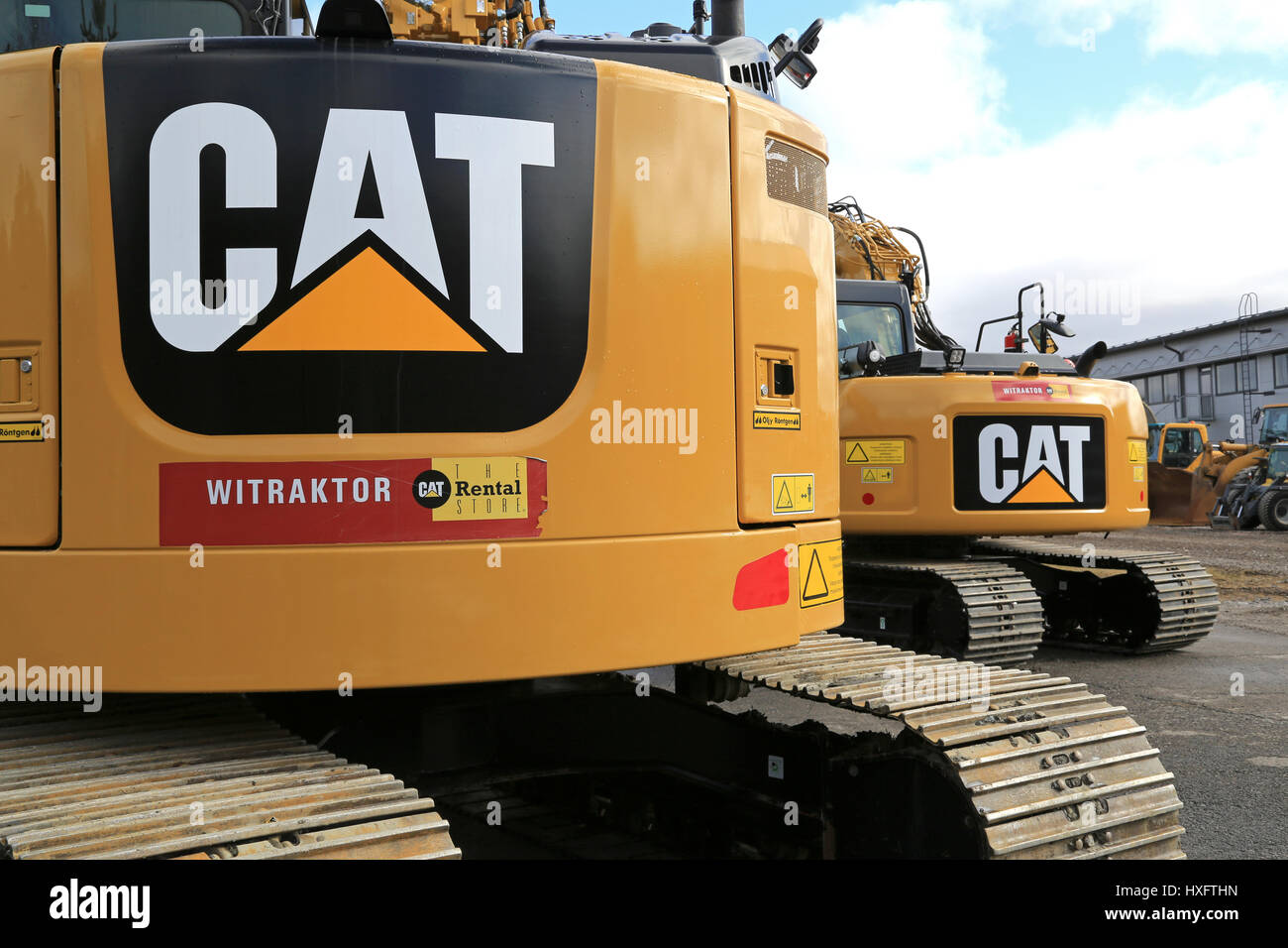 LIETO, FINLANDE - le 25 mars 2017 : Détail de l'équipement de construction de chat avec la signalisation affichée à l'événement public de Konekaupan S Machines Lansi Villi Banque D'Images