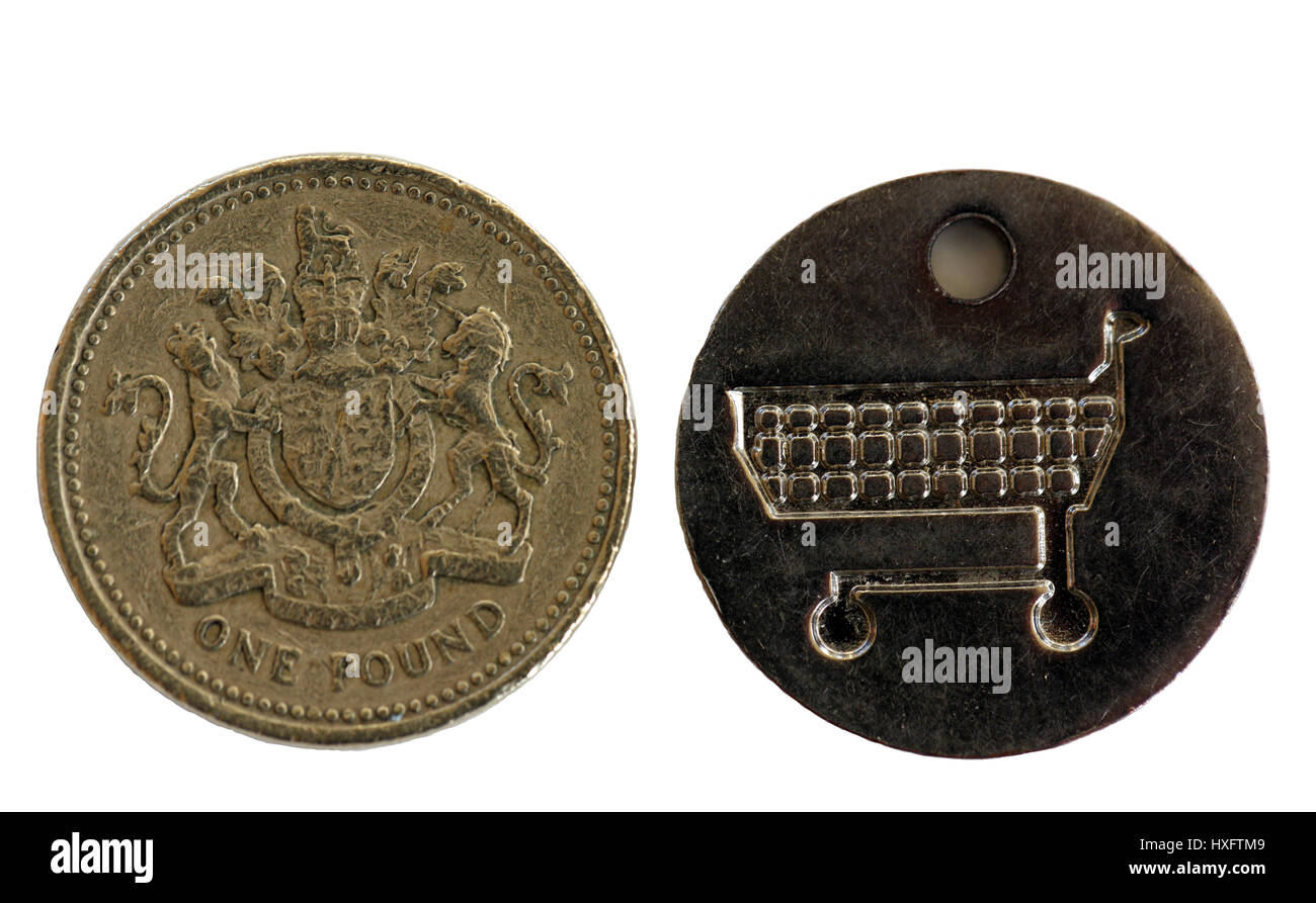 Pièce d'une livre et un jeton chariot de supermarché de taille identique. Un nouveau UK £1 coin a été présenté le 28 mars 2017 à l'ancien livre en voie d'élimination. Banque D'Images
