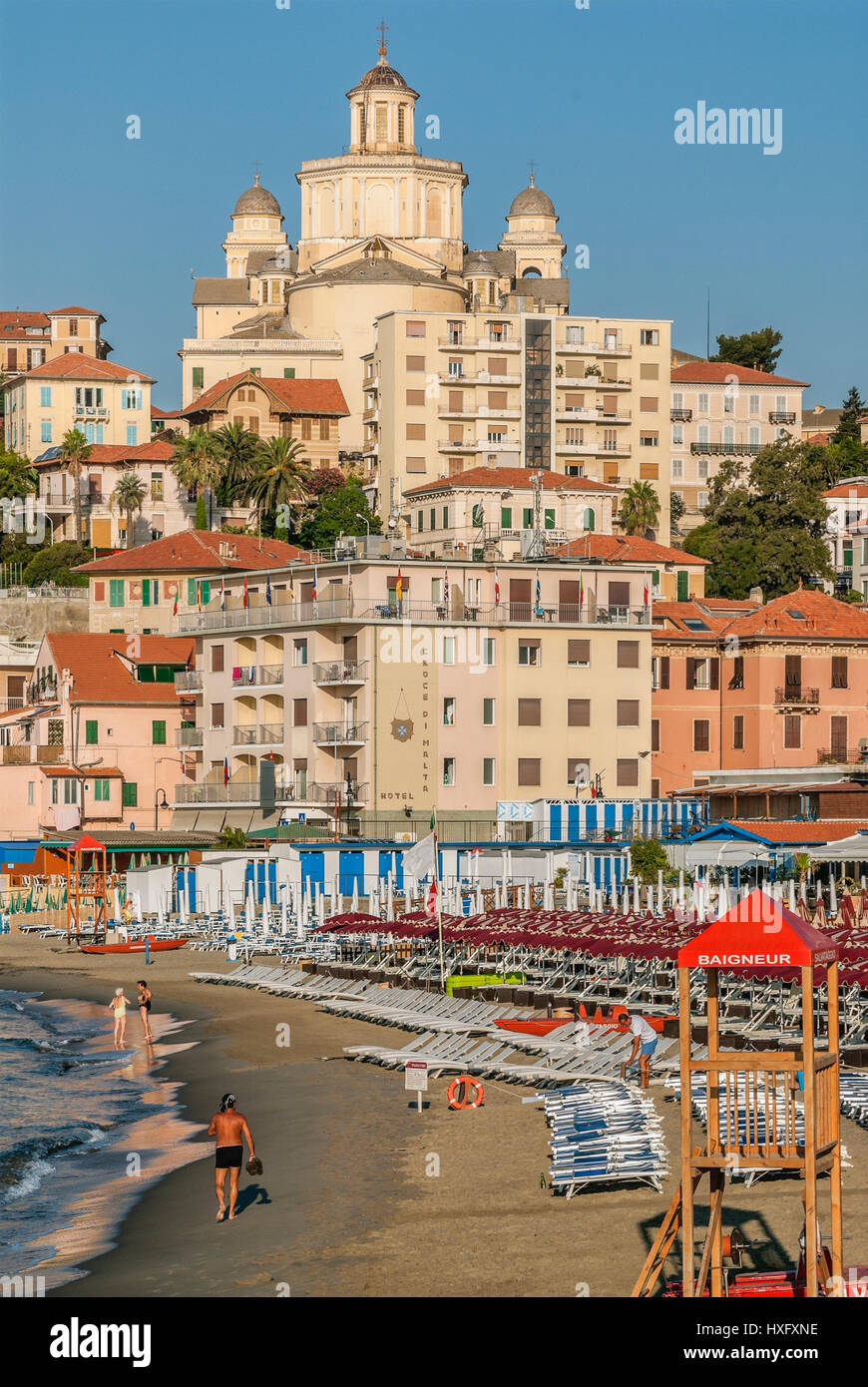 Vue sur la plage de Porto Maurizio en face de la vieille ville d'Imperia Sur la côte ligurienne, au nord ouest de l'Italie. Banque D'Images