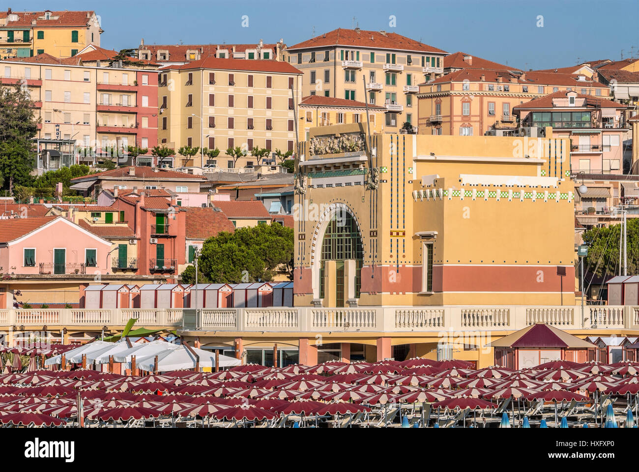 Vue sur la plage de Porto Maurizio en face de la vieille ville d'Imperia Sur la côte ligurienne, au nord ouest de l'Italie. Banque D'Images