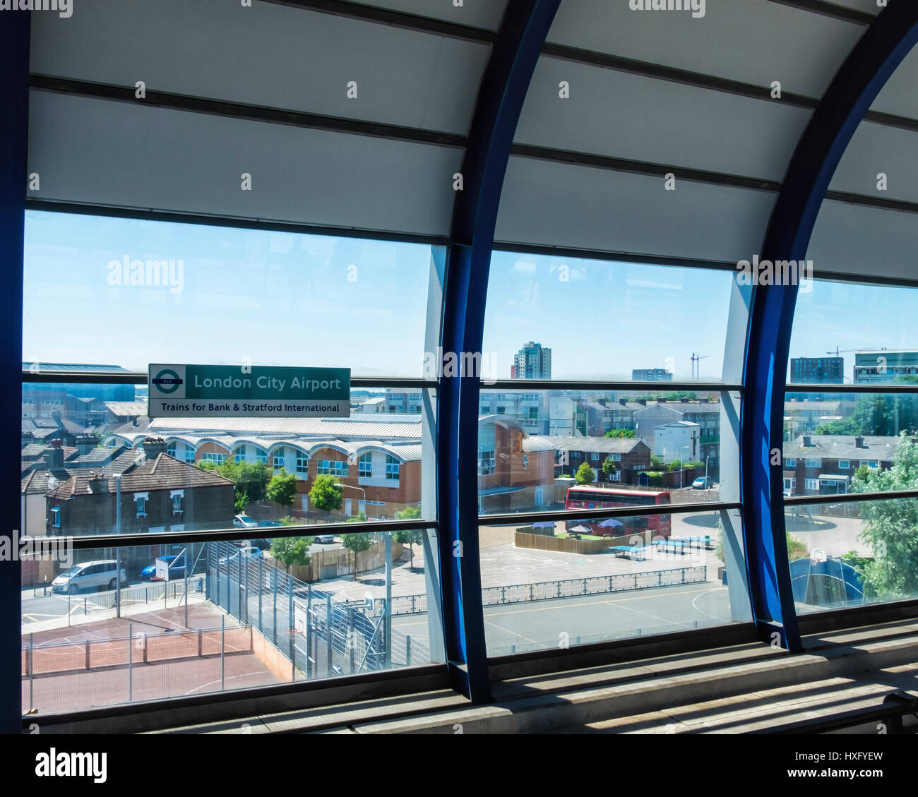 London UK. Docklands Light Railway Station, DLR. La gare ferroviaire de la plate-forme au service de voyageurs de l'aéroport de Londres City LCY, Banque D'Images