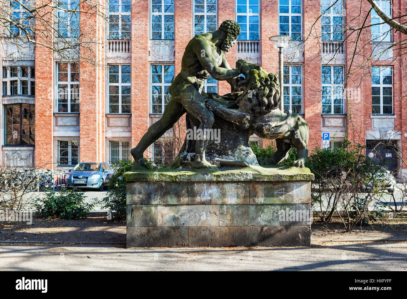 La lutte contre le lion de Némée Hercule, les sculptures de pierre arwork par Gottfried Schadow dans Köllnischen Park. Köllnischer Park est un parc public à Mitte, Banque D'Images