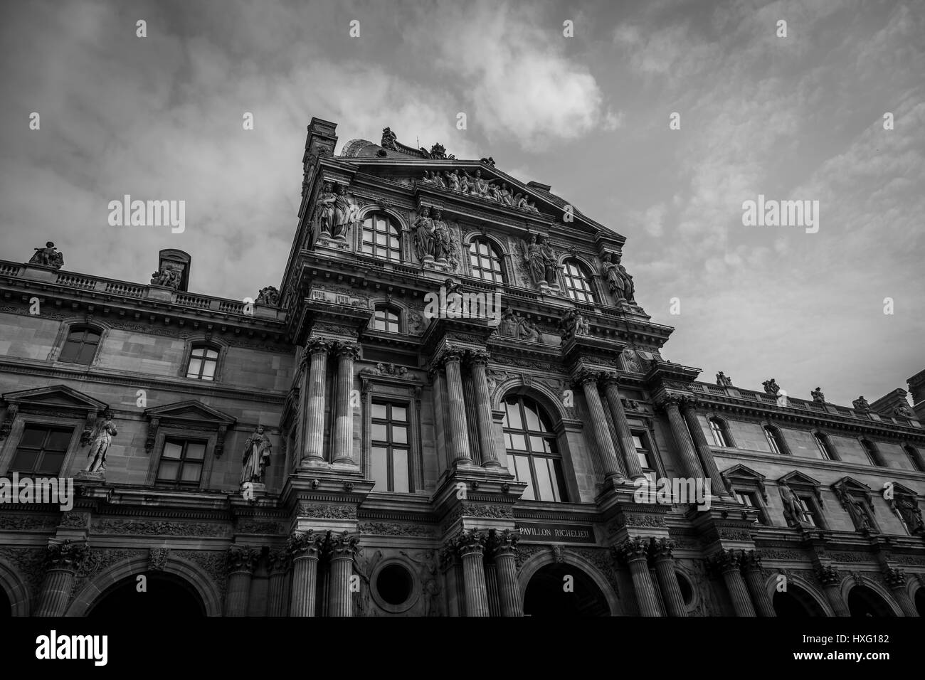 Image en noir et blanc du Louvre, du plus grand musée du monde et un monument historique à Paris, France. Un monument central de la ville. Banque D'Images