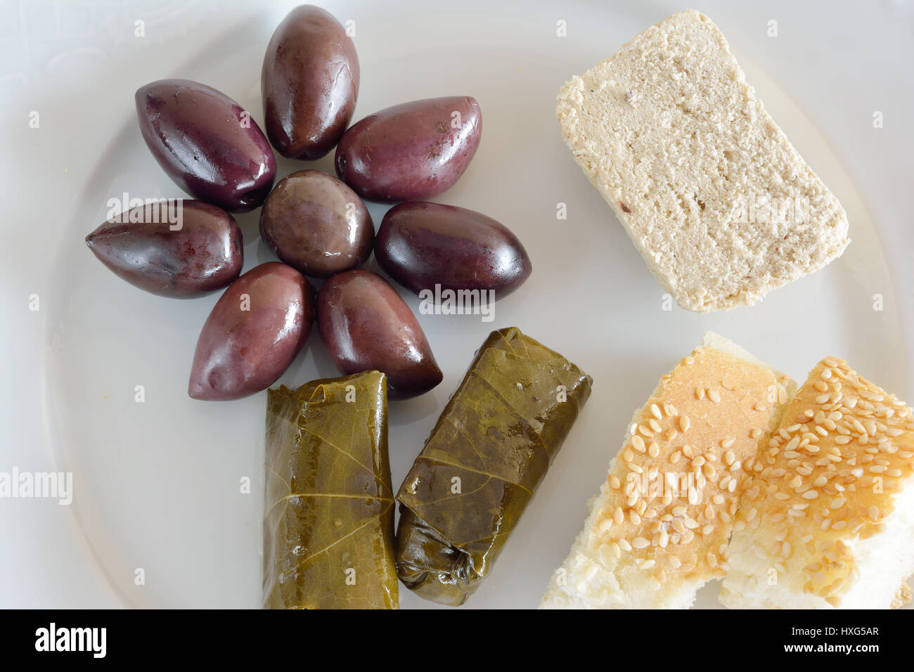 Concept alimentaire de la plaque avec les olives, dolma, de tournesol et de halva lagana Banque D'Images