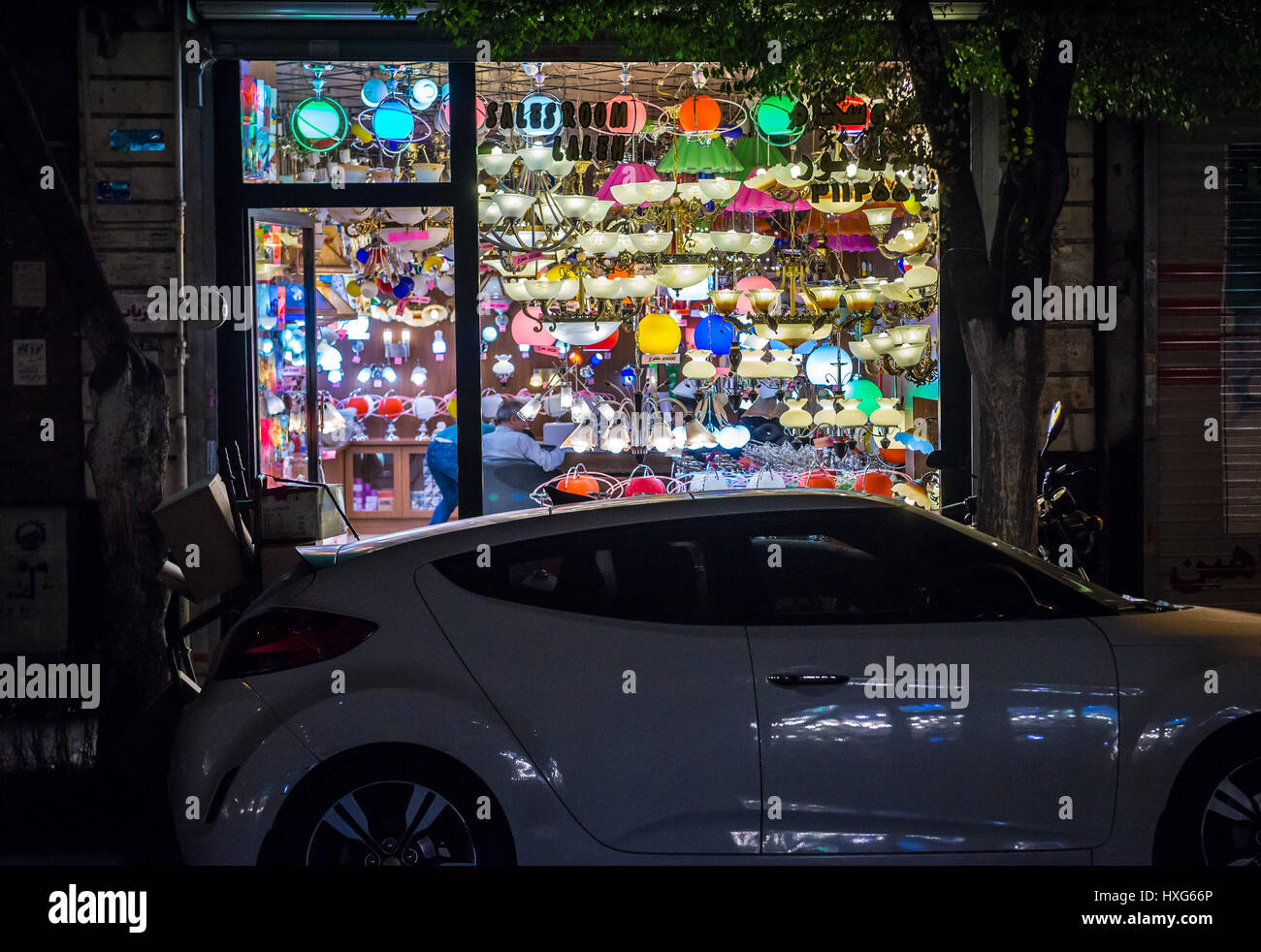 L'un des nombreux Boutique de luminaires sur Lalehzar Street dans la ville de Téhéran, capitale de l'Iran et la province de Téhéran Banque D'Images