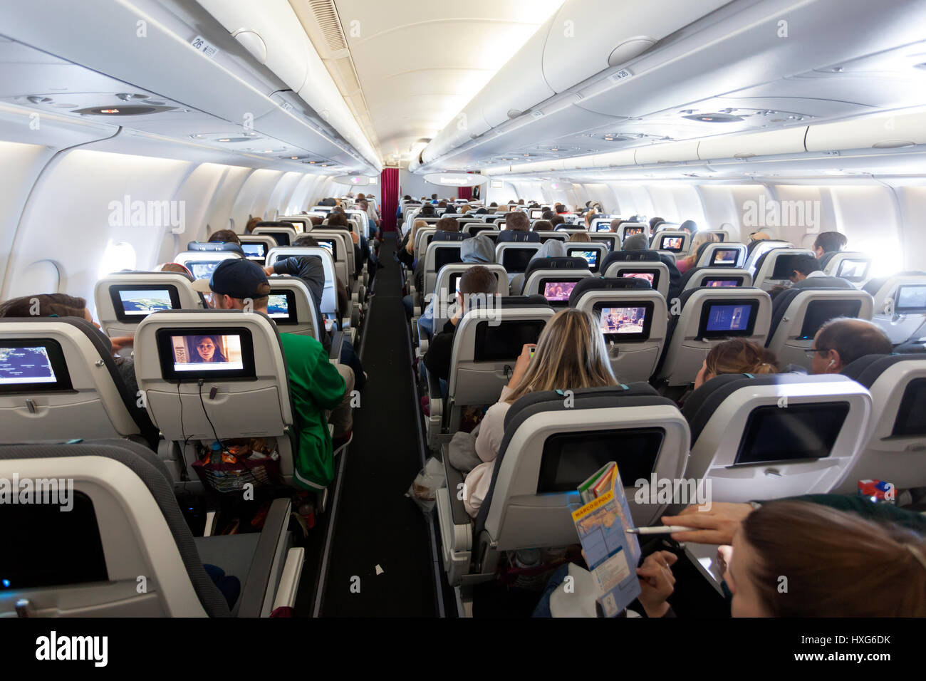 COLOGNE, ALLEMAGNE - 9 mars 2017 : Intérieur de l'EuroWings Airbus prêt pour le départ à l'aéroport de Cologne, Allemagne Banque D'Images