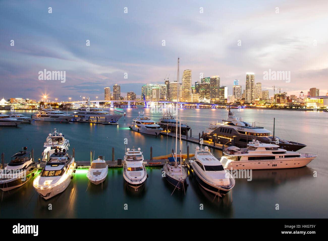 Marina de Miami est éclairée la nuit. Florida, United States Banque D'Images