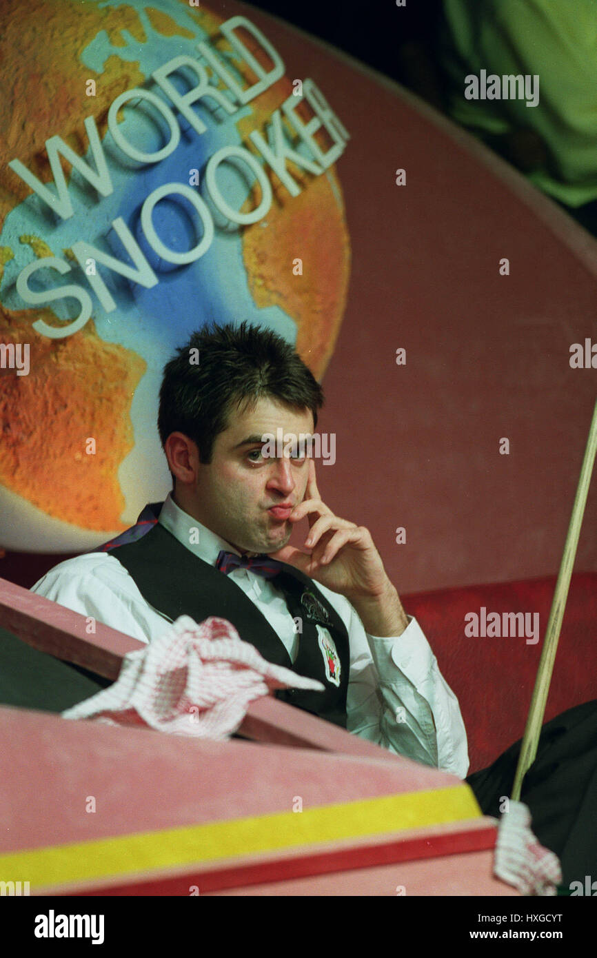 RONNIE O'SULLIVAN AUX CHAMPIONNATS DU MONDE DE L'ambassade le 23 avril 1999 Banque D'Images