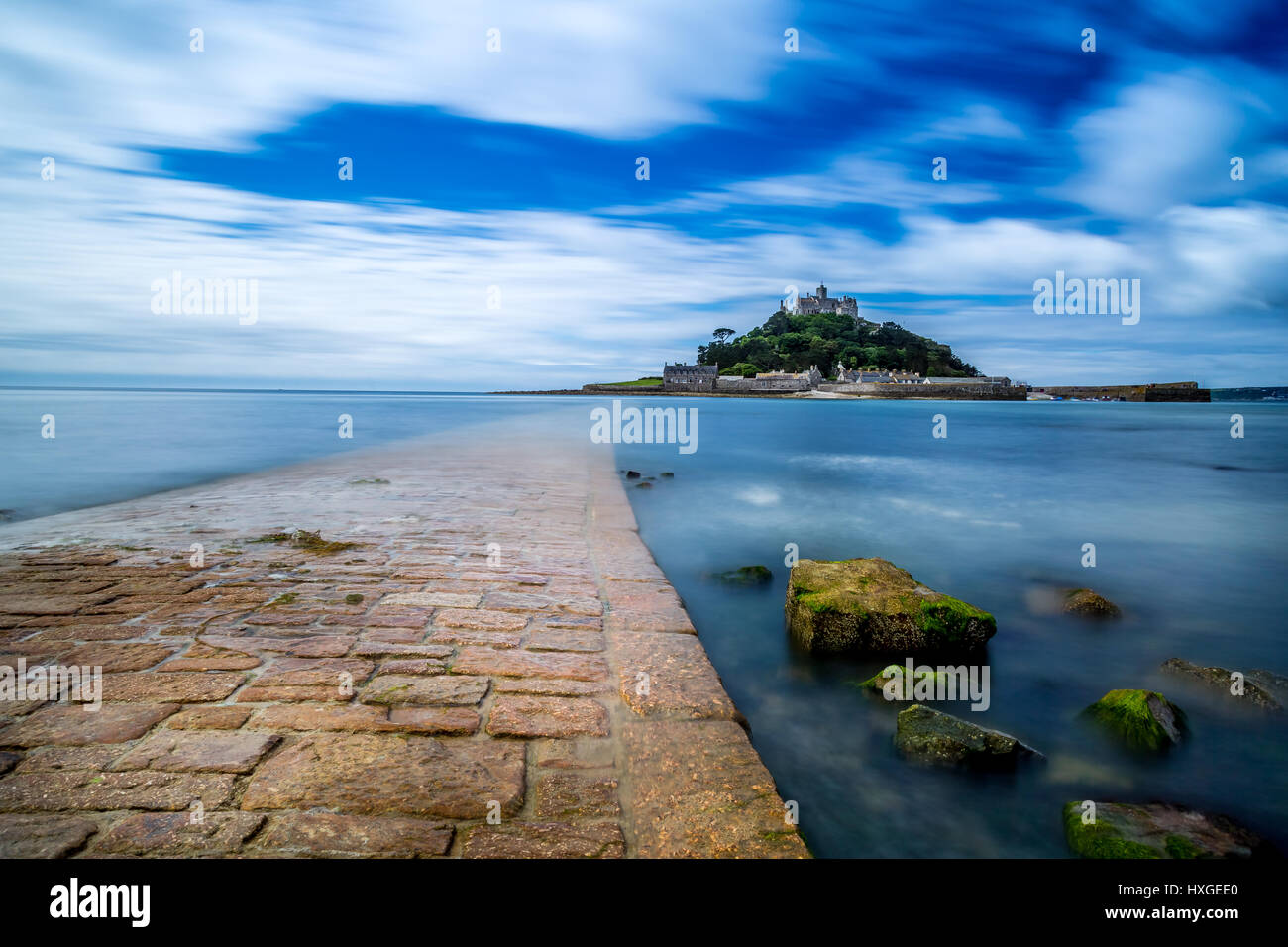 Une longue exposition photographie de Saint Michaels Mount près de Marazion, Cornwall. Prises à partir de la chaussée comme la mer était entrée dans la restauration rapide. Banque D'Images