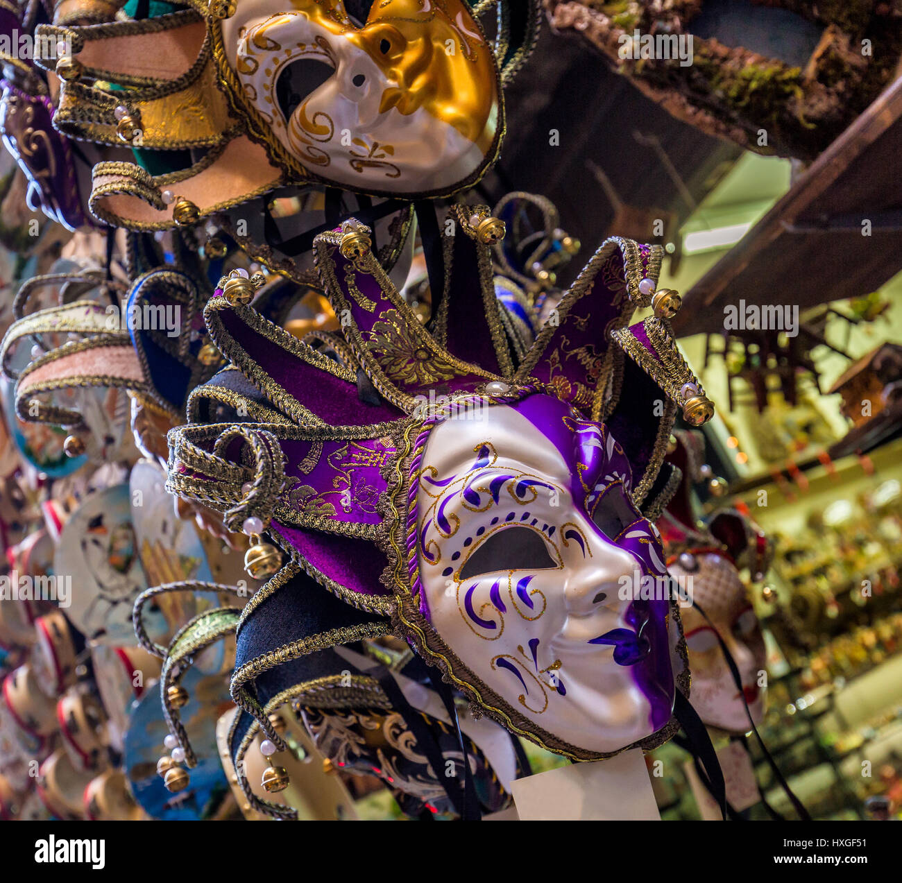 Collection de masques fête vénitienne. Très colorées, masques traditionnels utilisés en temps de Carnival masquerade. Banque D'Images