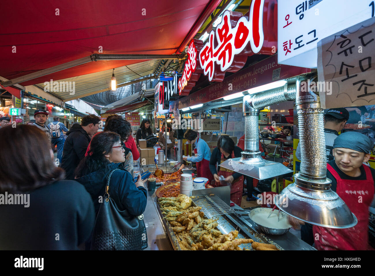 La vente des aliments de rue en décrochage marché Gukje, alias Marché International, Busan, Corée du Sud Banque D'Images