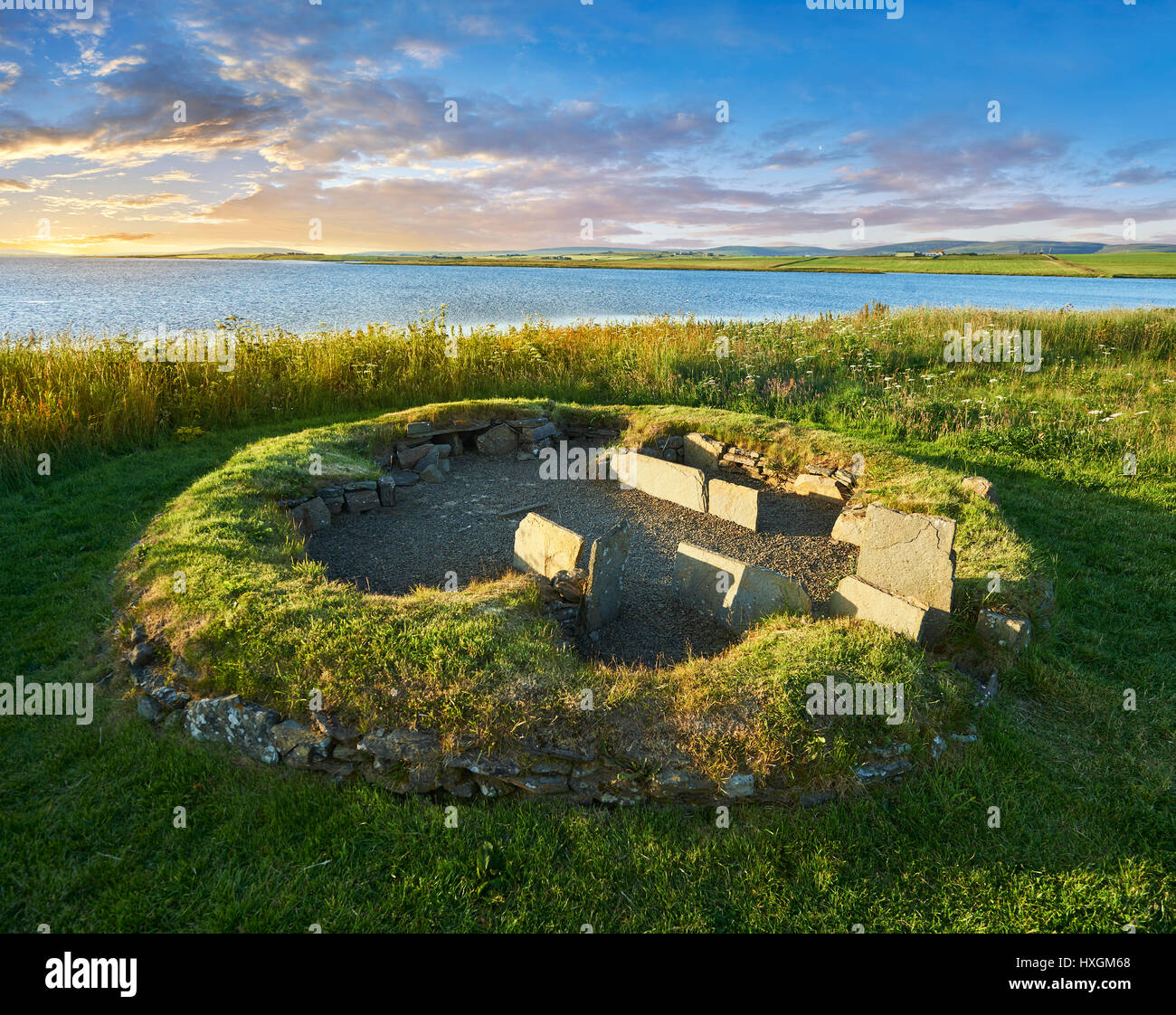 Le fort d'appoint et d'un des harth 8 maisons de l'époque néolithique Règlement Barnhouse site archéologique, vers 3000 avant J.-C., le Loch d'Harray, Orkn Banque D'Images