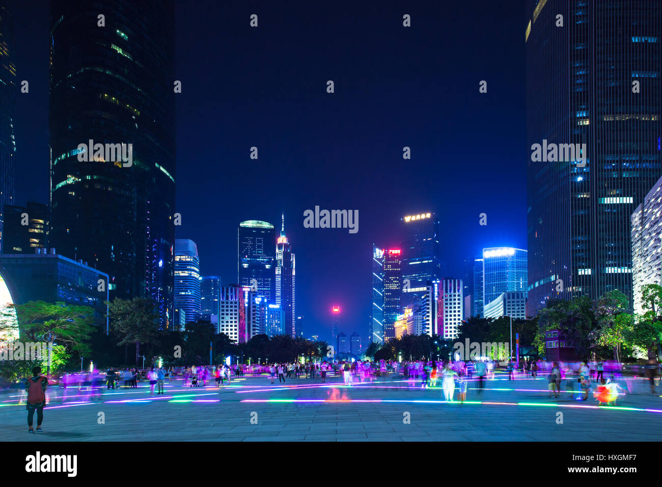 Guangzhou, Chine - 4 octobre 2016 : Crépuscule sur la place aux fleurs et les gratte-ciel modernes dans le centre-ville de Guangzhou, Chine, le 4 Octover, 2016. Banque D'Images