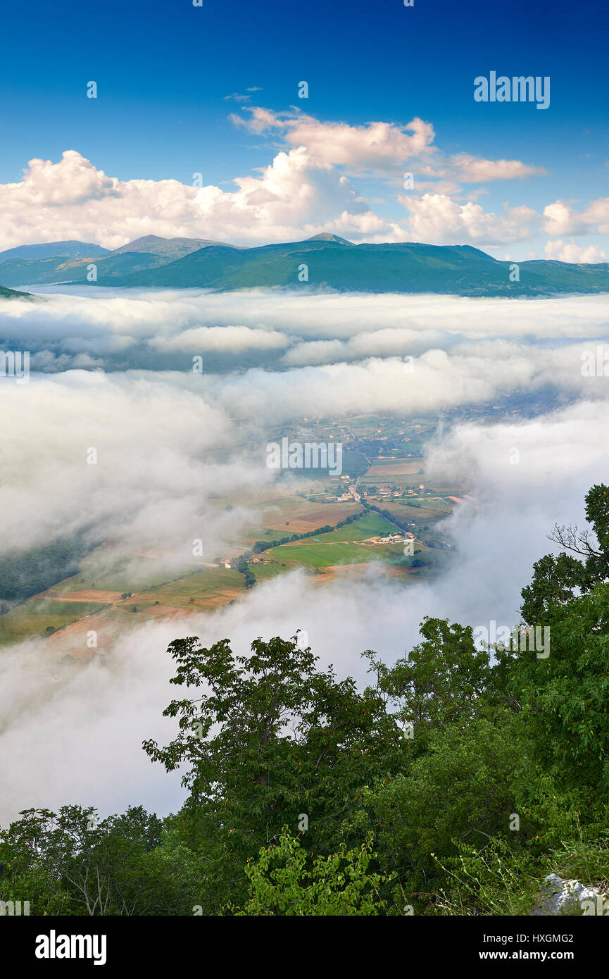 La Val di Norcia à travers les nuages bas, Ombrie, Italie Banque D'Images