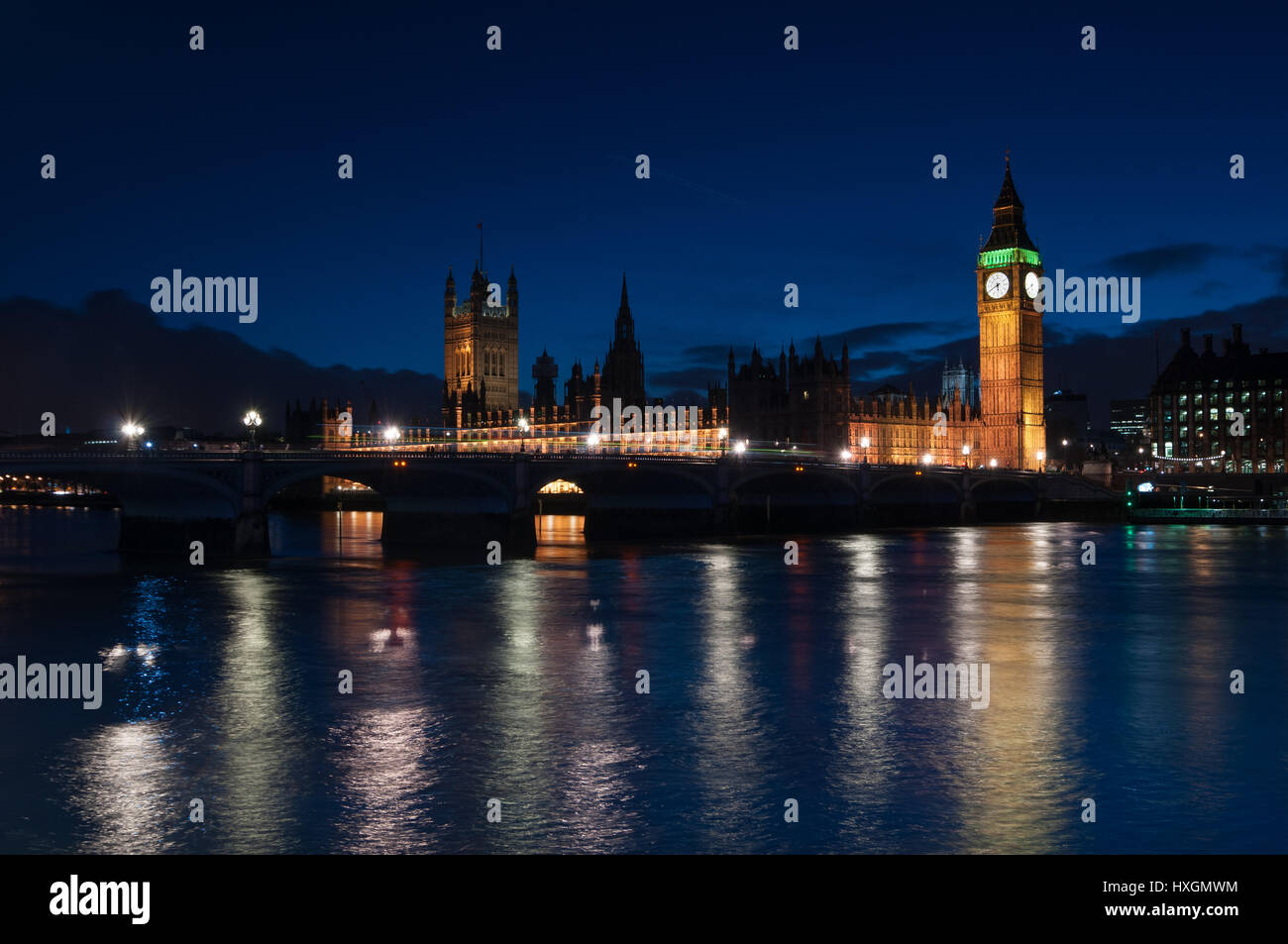 Palais de Westminster, Big Ben, Westminster Bridge et la rivière Thames, à la brunante, Londres, Royaume-Uni Banque D'Images