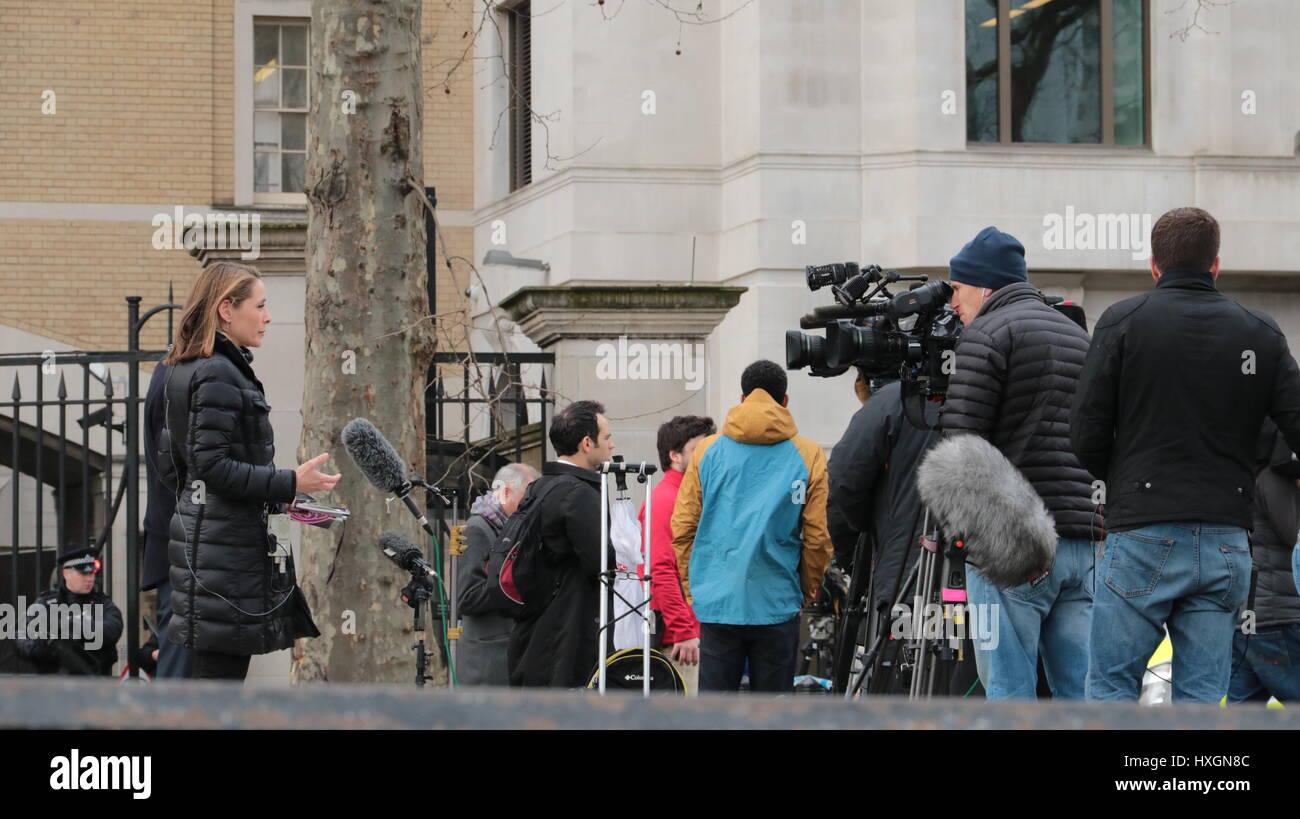 Plusieurs journalistes et cameramen à l'extérieur de nouveaux rapports de Scotland Yard Banque D'Images
