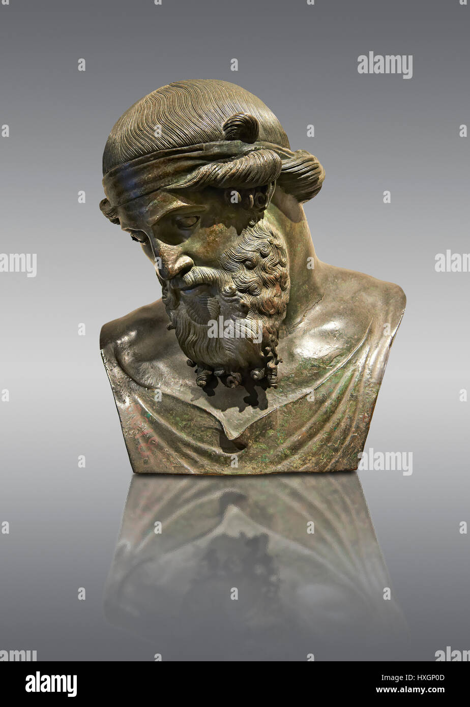 Sculpture en bronze romain de Dionysos, Musée National d'Archéologie de Naples, Italie, fond gris Banque D'Images