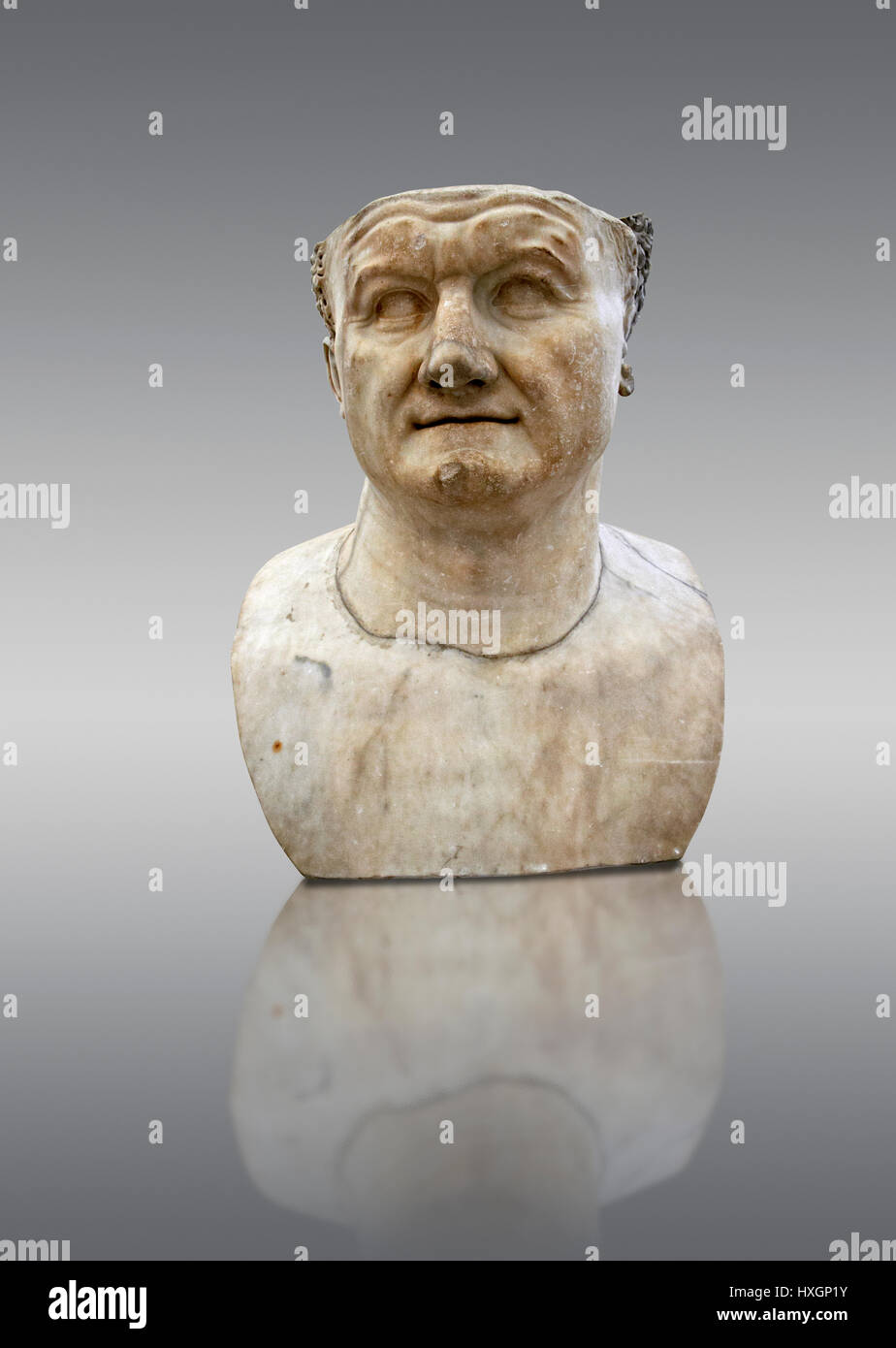 Sculpture en marbre romain buste de l'empereur Vespasien 80 AD, inv 6068, Musée d'archéologie, d'Italie, fond gris Banque D'Images
