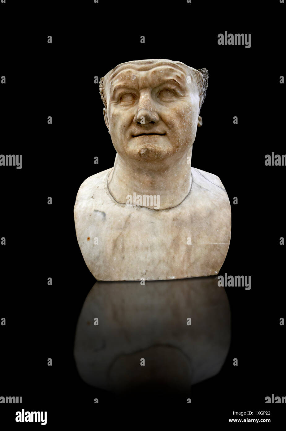 Sculpture en marbre romain buste de l'empereur Vespasien 80 AD, inv 6068, Musée d'archéologie, de l'Italie, fond noir Banque D'Images