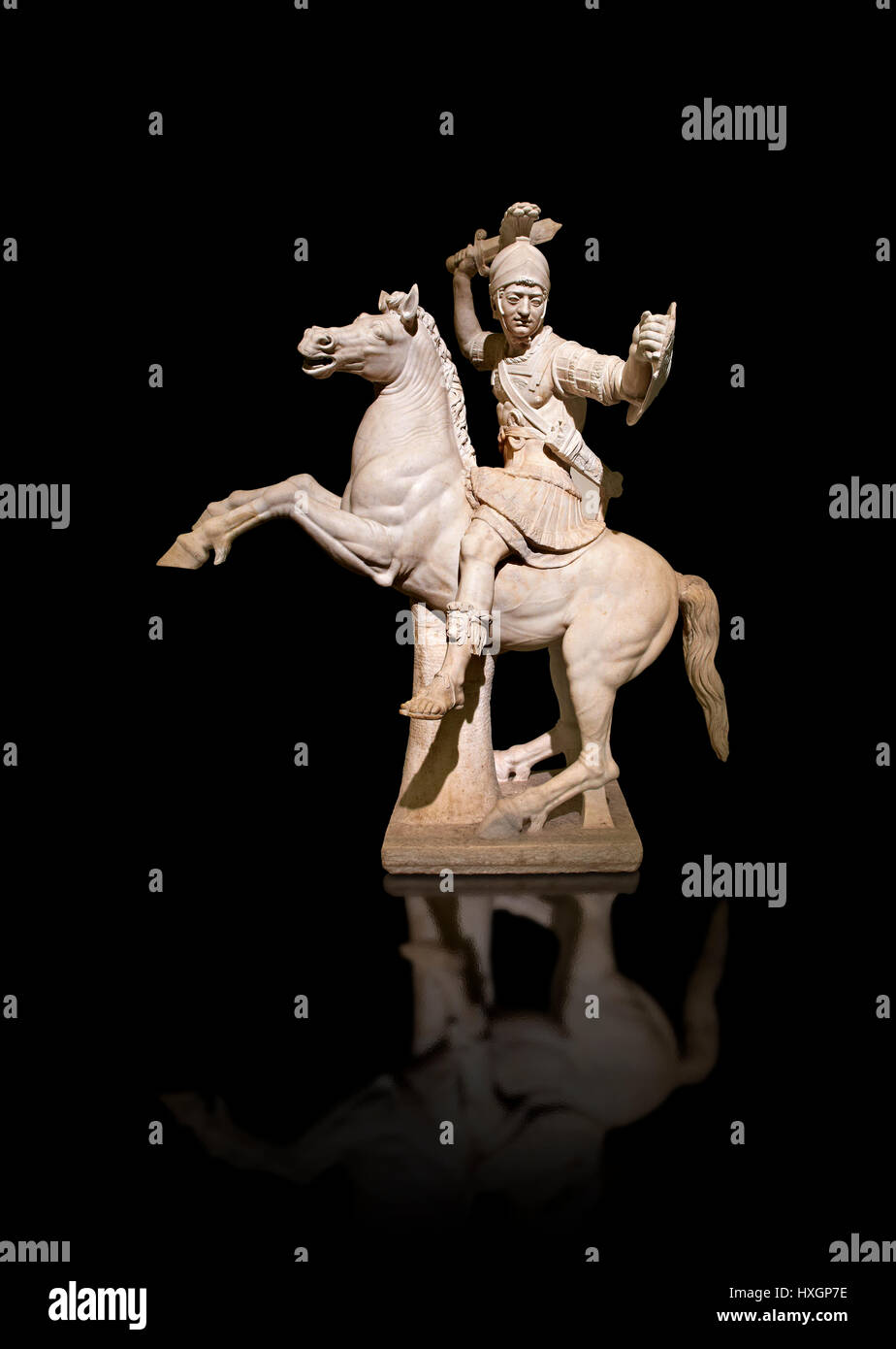 Sculpture en marbre romain d'un guerrier à cheval, un 2ème siècle AD, inv 6405, Musée National d'Archéologie de Naples, Italie, fond noir Banque D'Images