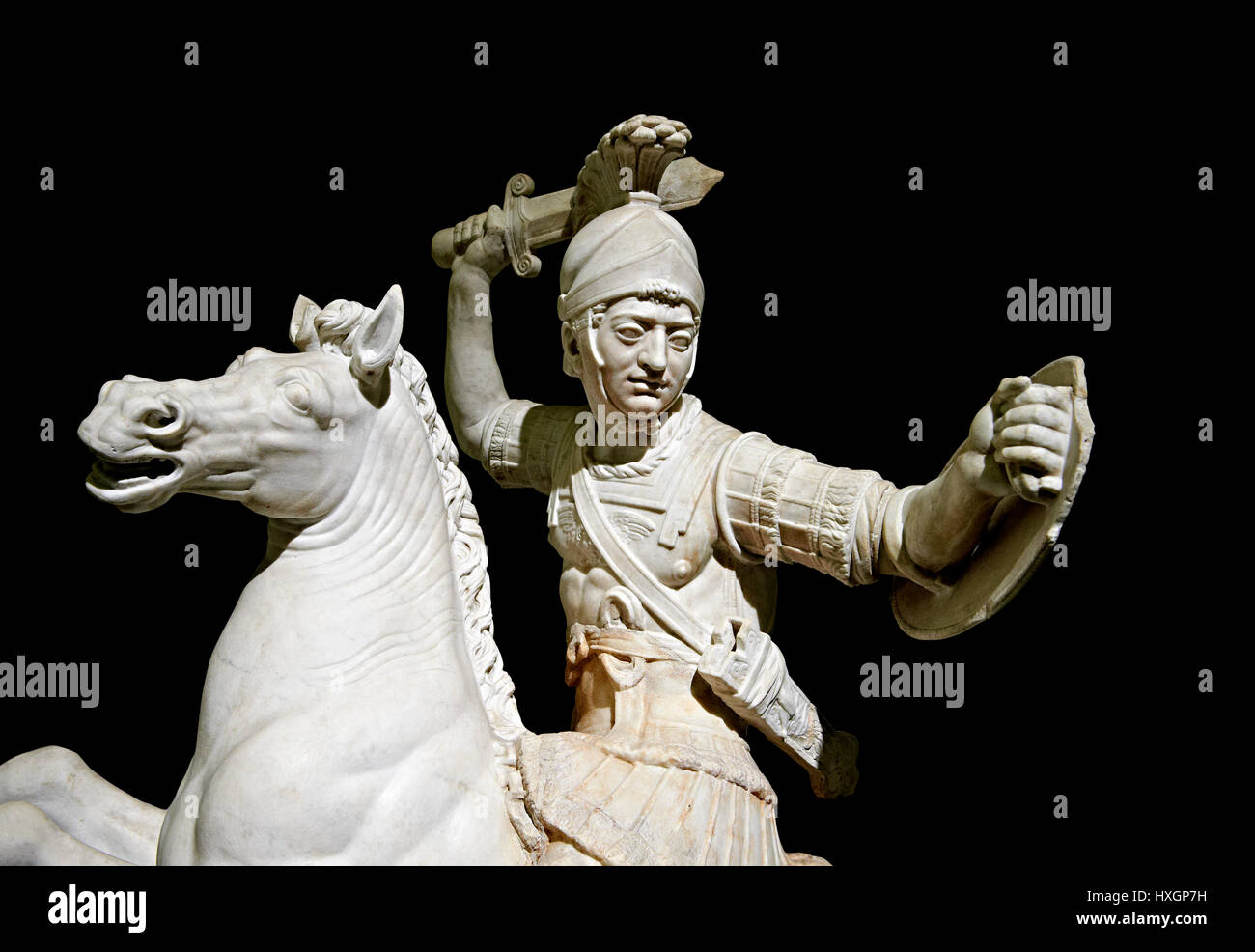 Sculpture en marbre romain d'un guerrier à cheval, un 2ème siècle AD, inv 6405, Musée National d'Archéologie de Naples, Italie, fond noir Banque D'Images
