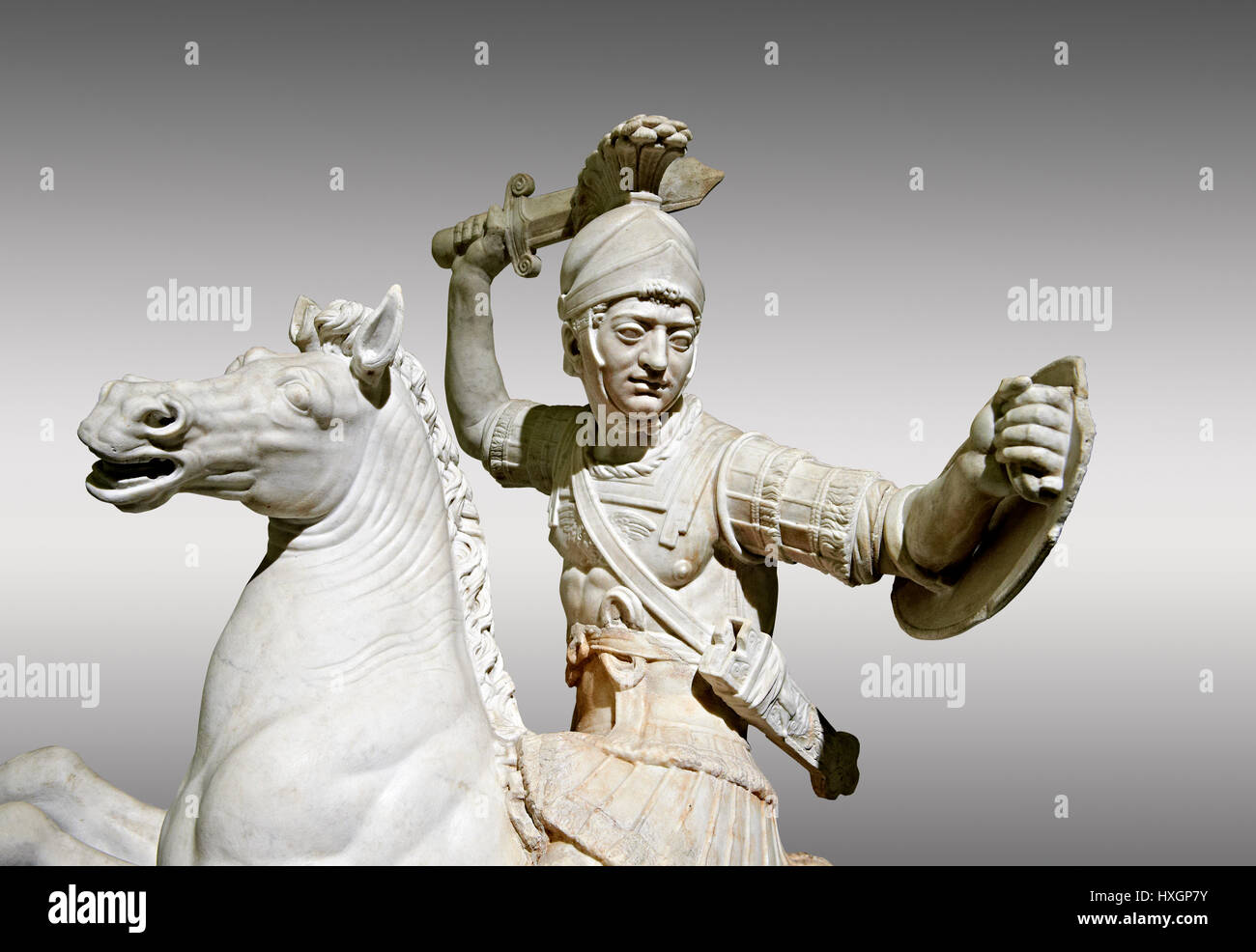 Sculpture en marbre romain d'un guerrier à cheval, un 2ème siècle AD, inv 6405, Musée National d'Archéologie de Naples, Italie, fond gris Banque D'Images