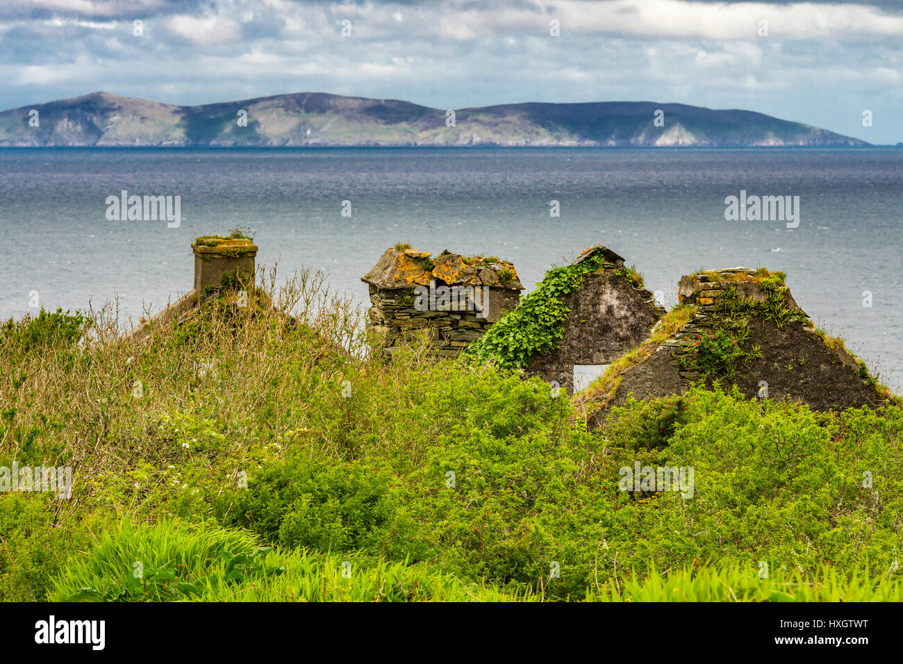 Ruine sur l'île de Valentia, comté de Kerry, en Irlande, en vue de la péninsule de Dingle (arrière) Banque D'Images