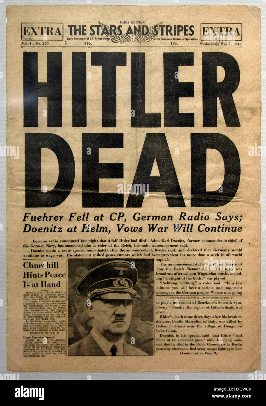 Hitler Dead Journal - édition spéciale du journal des soldats nous les Stars and Stripes sur la mort d'Adolf Hitler, édition Paris, 2 mai 1945. Banque D'Images
