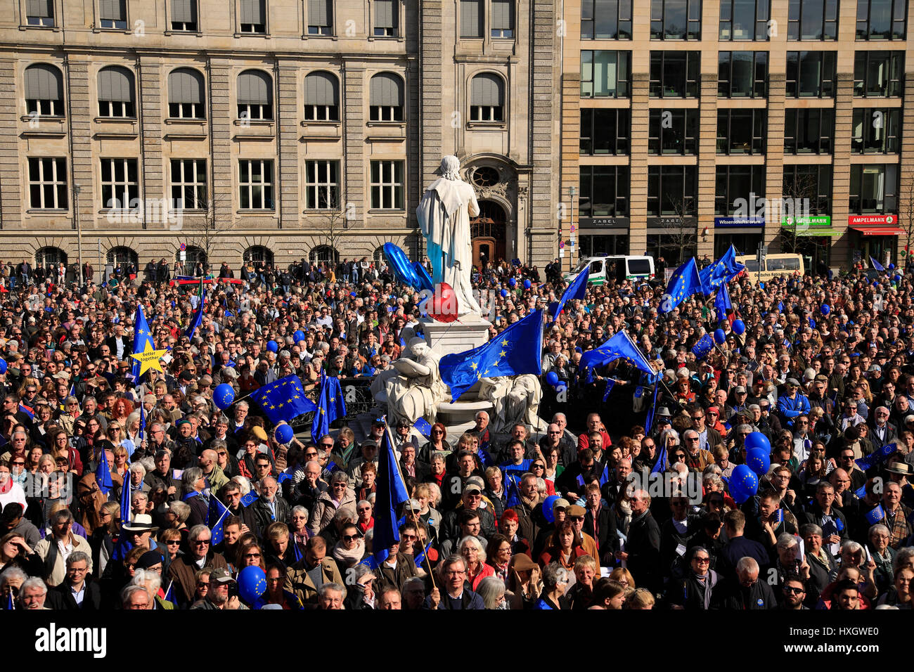Europa, Deutschland, Berlin, Mitte, Gendarmenmarkt, Démo fuer Europa der Buergerinitiative Pouls de l'Europe | Manifestation pour l'UE Banque D'Images