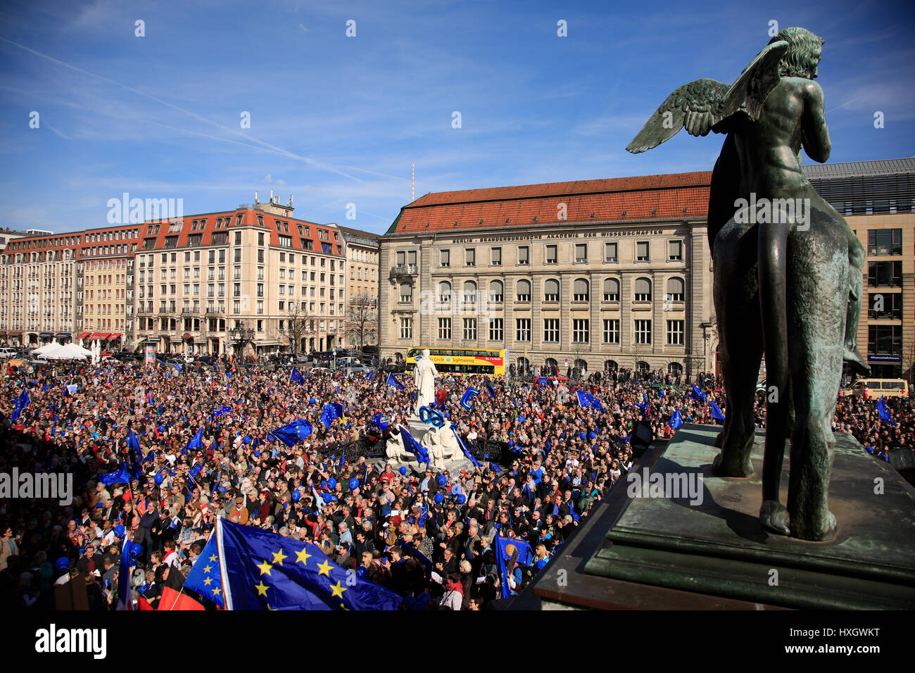 Europa, Deutschland, Berlin, Mitte, Gendarmenmarkt, Démo fuer Europa der Buergerinitiative Pouls de l'Europe | Manifestation pour l'UE Banque D'Images