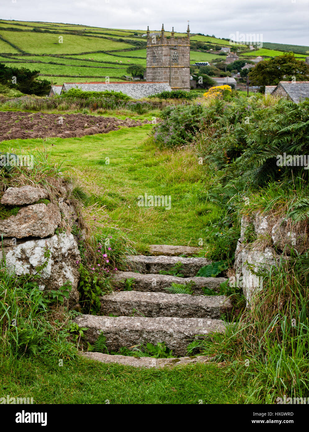Bordure de champ stile faits de grandes plaques de granit formant une grille bovins pierre géante près du village de Zennor sur la côte ouest de Penwith Cornwall Banque D'Images