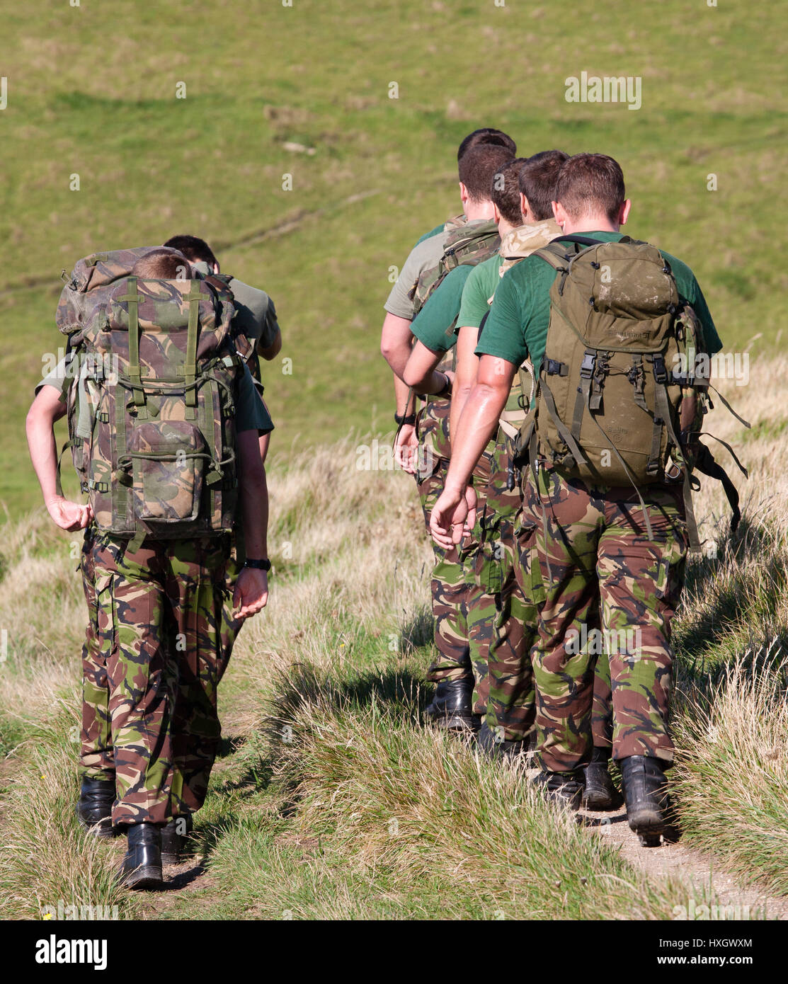 Les recrues de l'armée stagiaire sur un exercice d'entraînement avec des packs sur Swyre Lulworth Cove, sur la tête près de la côte du Dorset UK Banque D'Images