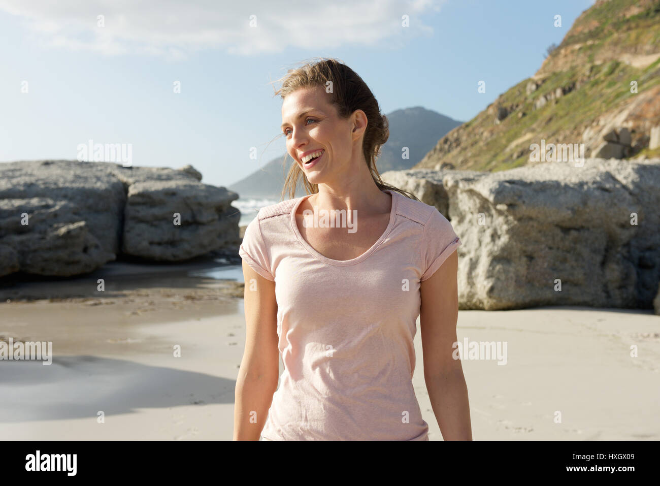 Portrait of a smiling woman at the beach Banque D'Images