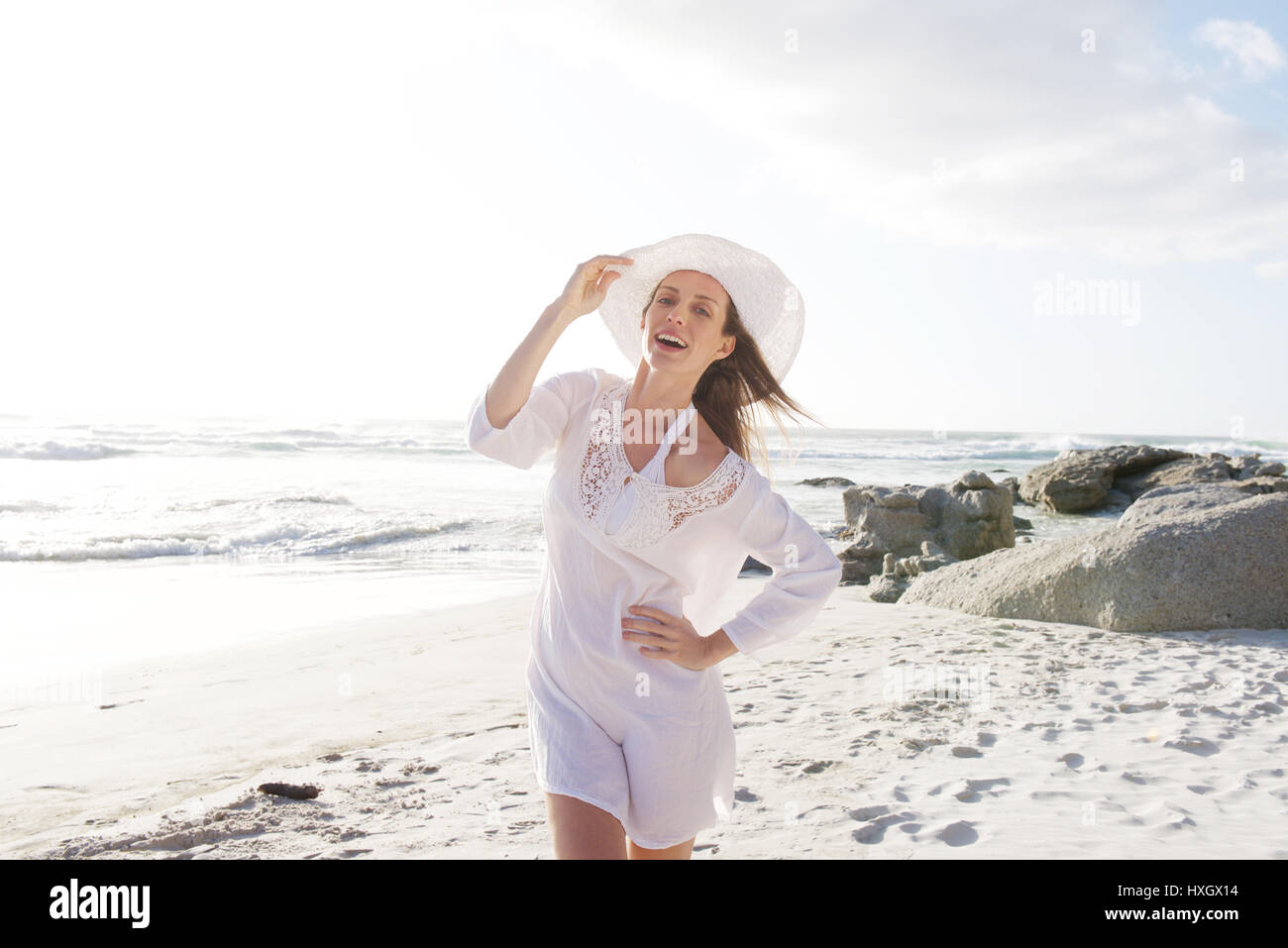 Portrait d'une jolie femme walking on beach with hat Banque D'Images
