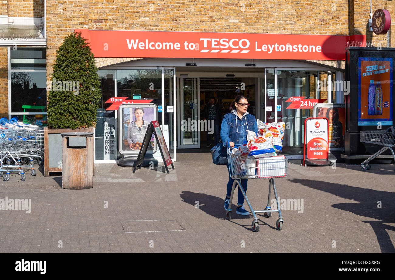 Supermarché Tesco Shoppers en dehors de traverser Leytonstone, Londres Angleterre Royaume-Uni UK Banque D'Images