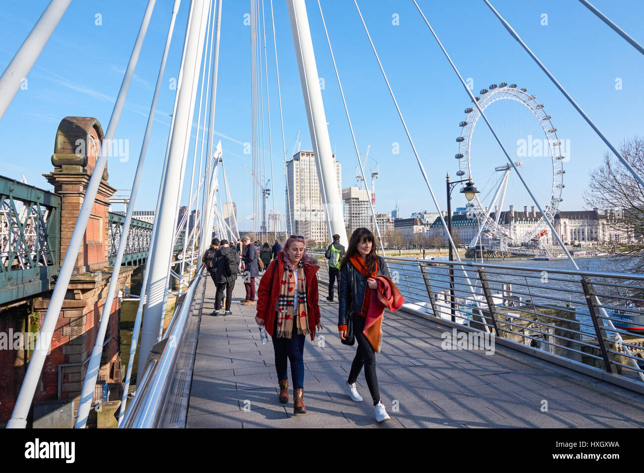 Les gens au Golden Jubilee Bridges, Londres Angleterre Royaume-Uni UK Banque D'Images